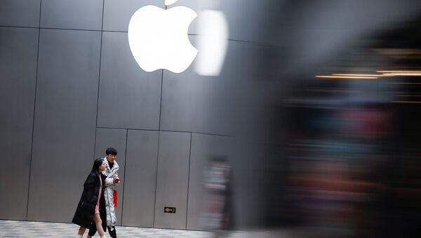 People walk past an Apple store in Beijing, China January 7, 2019 - Sputnik International