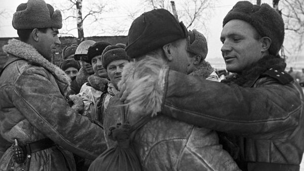 Red Army soldiers greet one another after an operation to lift the siege of Leningrad. - Sputnik International