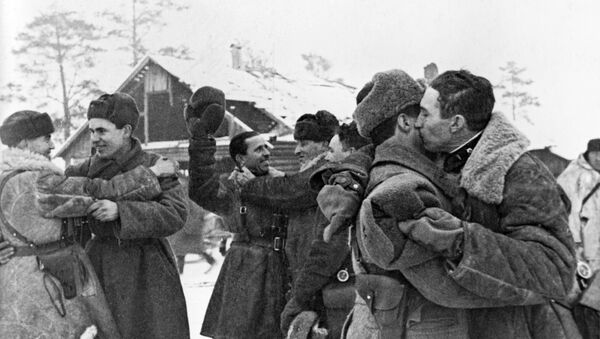 Soldiers celebrate after completing an operation to partially break the encirclement of Leningrad, January 18, 1943. - Sputnik International
