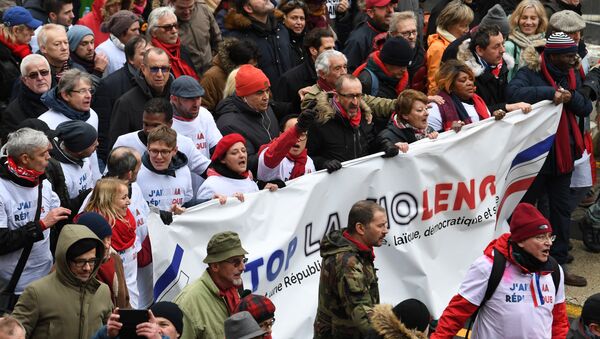 French 'red scarves' (foulards rouges), critics of violent 'yellow vest' (Gilets Jaunes) protests demonstrate in Paris on January 27, 2019. - Sputnik International
