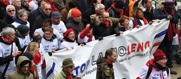 French 'red scarves' (foulards rouges), critics of violent 'yellow vest' (Gilets Jaunes) protests demonstrate in Paris on January 27, 2019. - Sputnik International