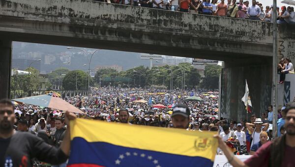 Opposition protesters in Venezuela shut down highways, bridges and other infrastructure as pressure mounts on President Nicolas Maduro to resign in favor of new elections - Sputnik International