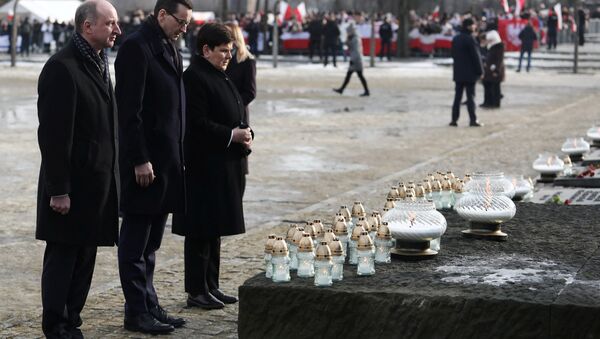 Polish Prime Minister Mateusz Morawiecki, deputy Prime Minister Beata Szydlo and Undersecretary of State at the Chancellery of the President of Poland Wojciech Kolarski place candles at the Monument to the Victims during a commemoration event at the former Nazi German concentration and extermination camp Auschwitz II-Birkenau, during the ceremonies marking the 74th anniversary of the liberation of the camp and International Holocaust Victims Remembrance Day, near Oswiecim, Poland, January 27, 2019 - Sputnik International