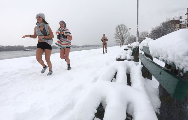 Not Your Father's Jog: Underwear Run Along the Danube in Serbia - Sputnik International