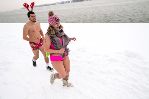 Runners take part in an Underpants Run on the banks of Danube river in Belgrade on January 26, 2019, while outside temperature approaches zero degree Celsius - Sputnik International