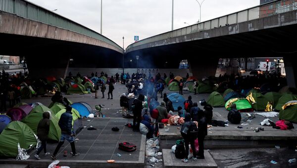 Migrants wait for the evacuation by French police of a makeshift camp set up under the Porte de la Chapelle ring bridge in Paris, France, January 29, 2019 - Sputnik International