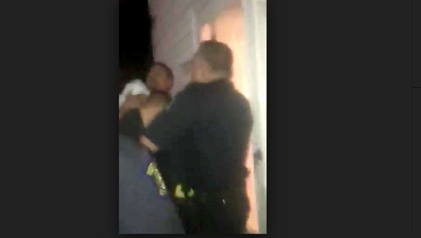 Video shows Westland police officer using stun gun on man holding 2-month-old baby - Sputnik International