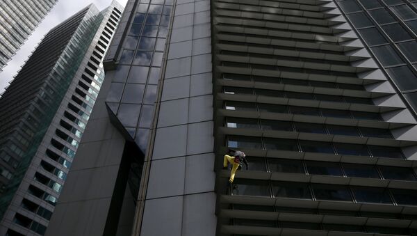 French climber Robert scales the 47-storey GT International Tower in Makati City - Sputnik International