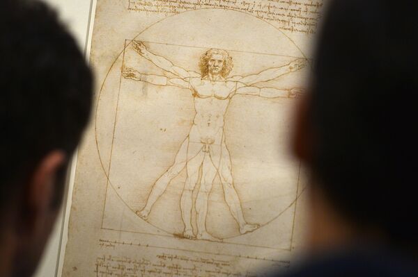 People viewing the Vitruvian Man drawing by Leonardo da Vinci in a Venice art gallery in 2013 - Sputnik International