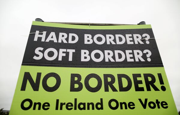 A picture shows a sign calling for no border to be imposed between Ireland and Northern Ireland outside Newry, Northern Ireland, on November 14, 2018 near the Irish border.  - Sputnik International