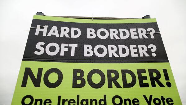A picture shows a sign calling for no border to be imposed between Ireland and Northern Ireland outside Newry, Northern Ireland, on November 14, 2018 near the Irish border. - Sputnik International