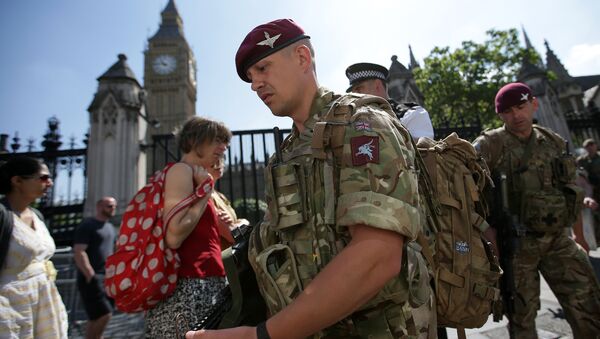 British Army soldiers from the Parachute regiment patrol the streets near the Palace of Westminster, comprising the Houses of Parliament and the House of Lords, in central London, on May 25, 2017, following the May 22 terror attack at the Manchester Arena. - Sputnik International