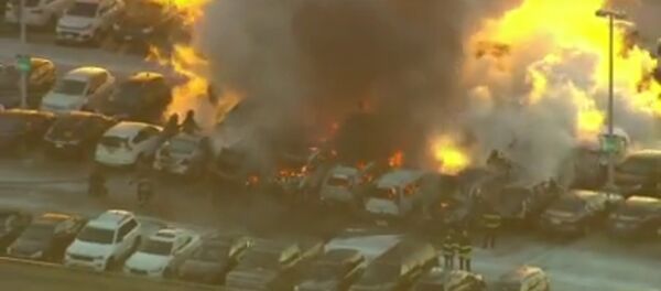 Dozens of vehicles catch fire at N.J. airport parking garage - Sputnik International