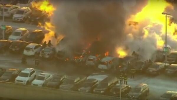 Dozens of vehicles catch fire at N.J. airport parking garage - Sputnik International