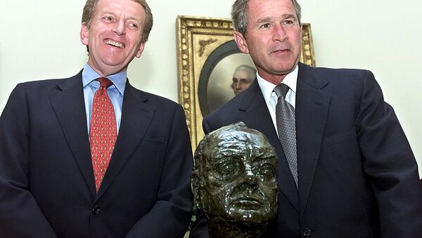US President George W. Bush (R) smiles after receiving a bust of Sir Winston Churchill from British Ambassador to the US Christopher Meyer at the Oval Office of the White House in Washington, DC 16 July 2001. - Sputnik International