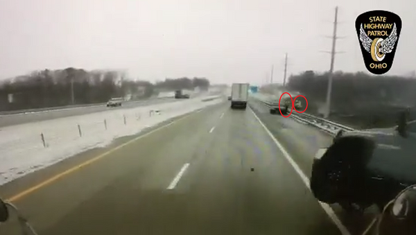 Sliding Truck Causes Multi-Car Wreck on Icy US Overpass - Sputnik International