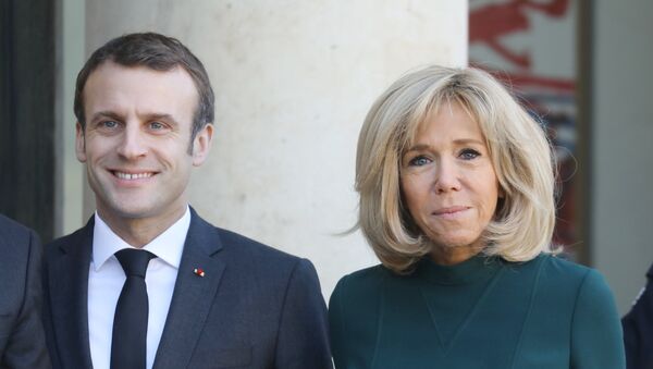 French President Emmanuel Macron (L) and his wife Brigitte Macron wait for the arrival of Quebec's Prime Minister at the Elysee Palace in Paris on January 21, 2019. - Sputnik International