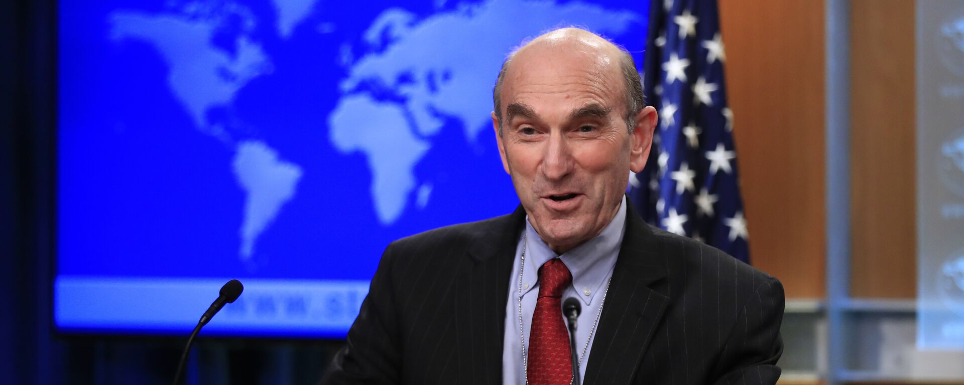 Elliott Abrams talks to reporters after Secretary of State Mike Pompeo named the hawkish former Republican official to handle U.S. policy toward Venezuela during a news conference at the State Department in Washington, Friday, Jan. 25, 2019 - Sputnik International, 1920, 27.04.2019