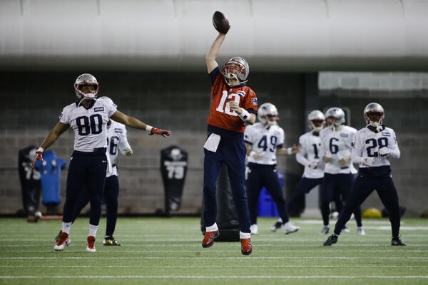 New England Patriots quarterback Tom Brady catches a ball during practice for the Superbowl - Sputnik International