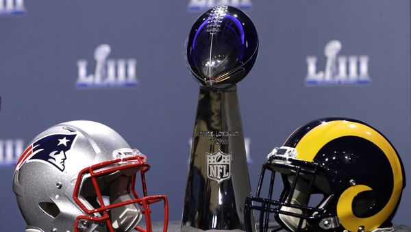 The helmets of the New England Patriots and the Los Angeles Rams next to the Superbowl trophy - Sputnik International