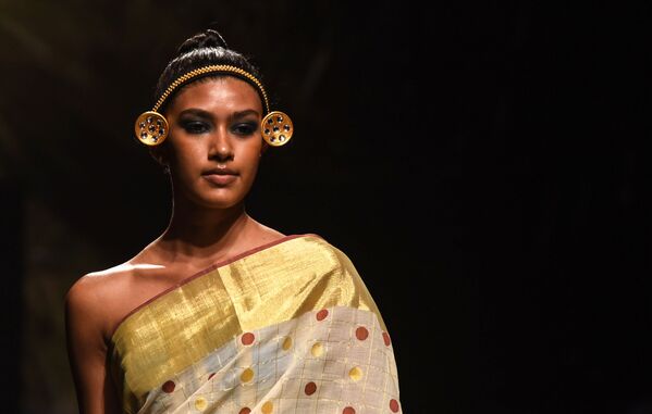 Indian Model on Stage Wearing Clothes Created by Anka at the Lakme Fashion Week in Mumbai - Sputnik International