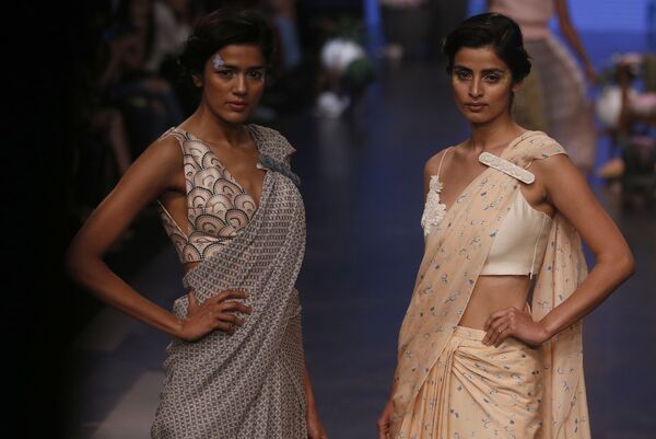 Indian Models on Stage Wearing Clothes Created by Varun Bahl at the Lakme Fashion Week in Mumbai - Sputnik International