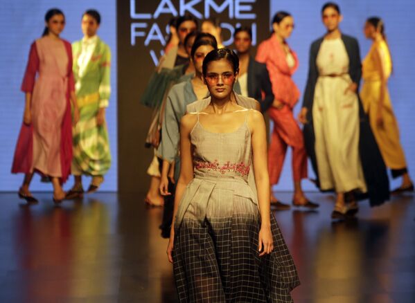 Indian Models on Stage Wearing Clothes Created by Tahweave at the Lakme Fashion Week in Mumbai - Sputnik International