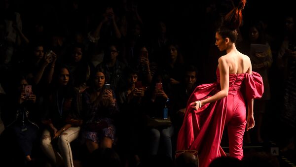 Indian Model on Stage Wearing Clothes Created by Gauri and Nainika at the Lakme Fashion Week in Mumbai - Sputnik International