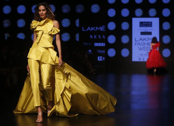 Model Showcases Creations by Designer Gauri and Nainika During the Lakme Fashion Week in Mumbai - Sputnik International