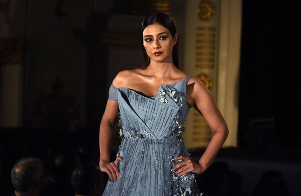 Indian Bollywood Actress Tabbu Showcases a Creation by Designer Gaurav Gupta - Sputnik International