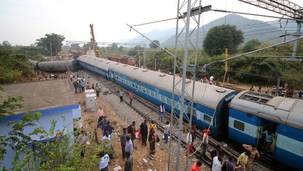 People stand near the derailed coaches of a passenger train near Kuneru village in Vizianagaram district, in the southern state of Andhra Pradesh, India, January 22, 2017 - Sputnik International