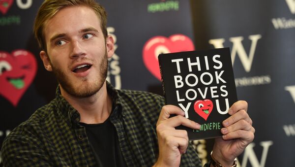 Felix Kjellberg, aka PewDiePie poses with his new book, 'This book loves you' at an event in central London, on October 18, 2015 - Sputnik International