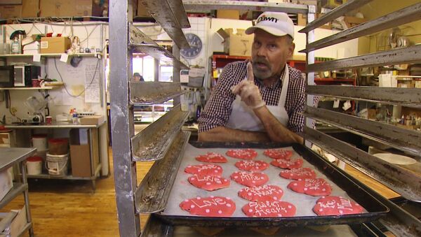 In this Thursday, Jan. 24, 2019, video image provided by KING-TV, baker Ken Bellingham, who owns Edmonds Bakery, speaks during an interview at his shop in Edmonds, Wash. Bellingham is apologizing for a politically charged Valentine's Day cookie that generated an uproar on social media. - Sputnik International