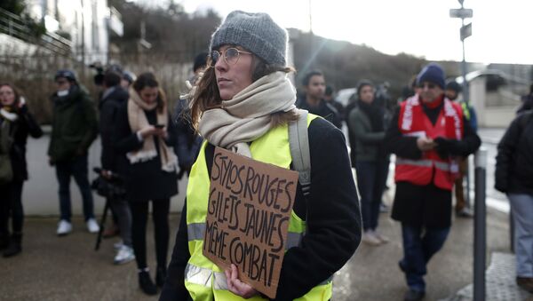 A protestor holds a placard reading Red pens, yellow vests, same struggle during a demonstration of unionist and yellow vests, in Creteil, outside Paris, Wednesday, Jan. 9, 2019 - Sputnik International