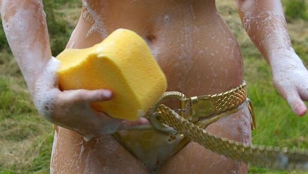 Golden bikini girl with wet skin - Sputnik International