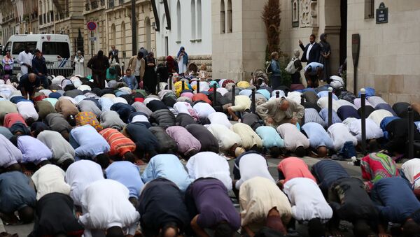 Muslims pray in the street outside The Grande Mosque in Paris on August 21, 2018, as they celebrate the first day of the Islamic Festival of Eid al-Adha. Muslims across the world are celebrating the annual festival of Eid al-Adha or the festival of sacrifice which marks the end of the Hajj pilgrimage to Mecca and commemorates prophet Abraham's readiness to sacrifice his son to show obedience to God - Sputnik International