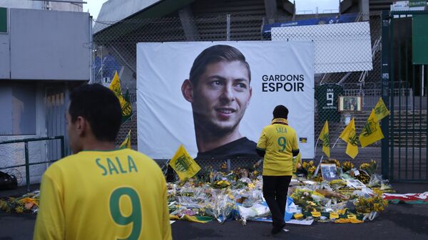 Nantes soccer team supporters stand by a poster of Argentinian player Emiliano Sala and reading Let's keep hope outside La Beaujoire stadium before the French soccer League One match Nantes against Saint-Etienne, in Nantes, western France, Wednesday, Jan.30, 2019 - Sputnik International