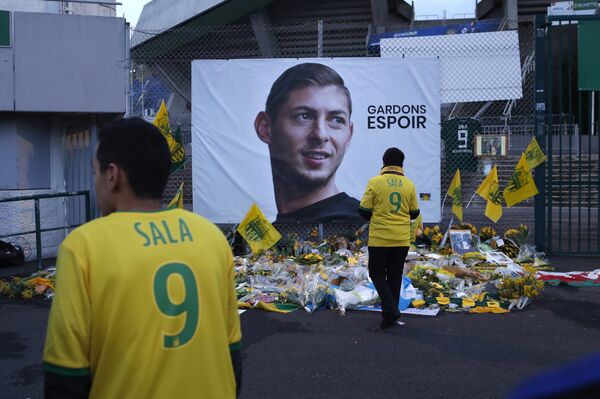 Nantes soccer team supporters stand by a poster of Argentinian player Emiliano Sala and reading Let's keep hope outside La Beaujoire stadium before the French soccer League One match Nantes against Saint-Etienne, in Nantes, western France, Wednesday, Jan.30, 2019 Nantes soccer team supporters stand by a poster of Argentinian player Emiliano Sala and reading Let's keep hope outside La Beaujoire stadium before the French soccer League One match Nantes against Saint-Etienne, in Nantes, western France, Wednesday, Jan.30, 2019 - Sputnik International