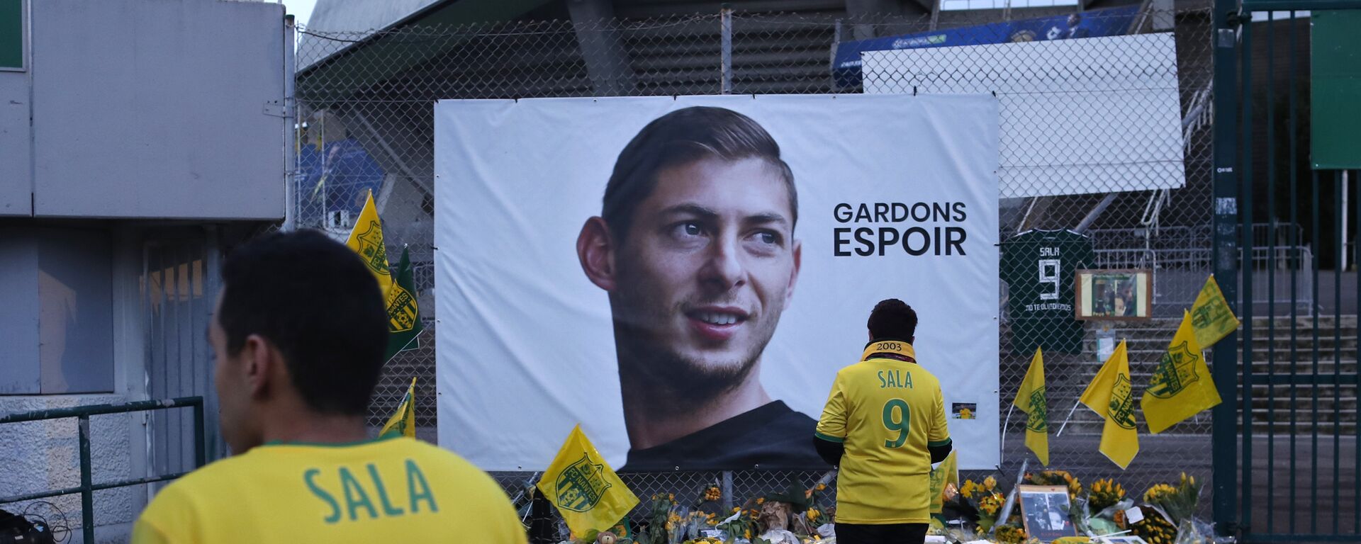 Nantes soccer team supporters stand by a poster of Argentinian player Emiliano Sala and reading Let's keep hope outside La Beaujoire stadium before the French soccer League One match Nantes against Saint-Etienne, in Nantes, western France, Wednesday, Jan.30, 2019 - Sputnik International, 1920, 12.11.2021