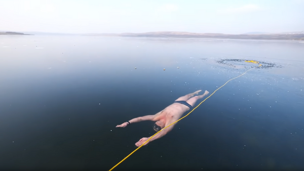 Thrills & Chills: Czech Freediver Swims Under Clear Frozen Lake - Sputnik International