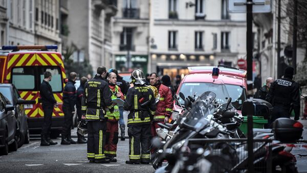 Firefighters and police officers in the aftermath of the fire in an apartment building in Rue Erlanger, Paris on 5 February 2019 - Sputnik International