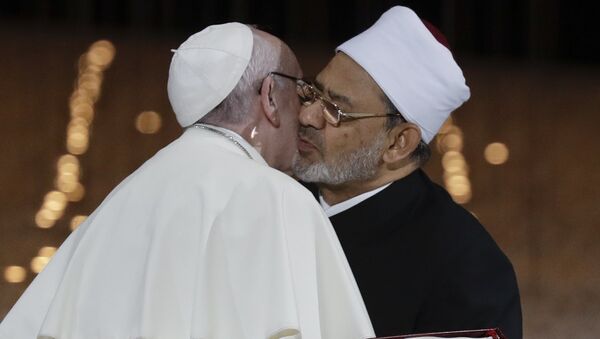 Pope Francis Hugs Sheikh Ahmed el-Tayeb, the Grand Imam of Egypt's Al-Azhar - Sputnik International