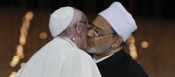 Pope Francis Hugs Sheikh Ahmed el-Tayeb, the Grand Imam of Egypt's Al-Azhar - Sputnik International