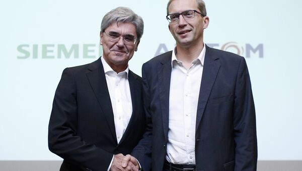 Alstom CEO Henri Poupart-Lafarge, right, shakes hands with Siemens CEO Joe Kaeser in Paris (File) - Sputnik International