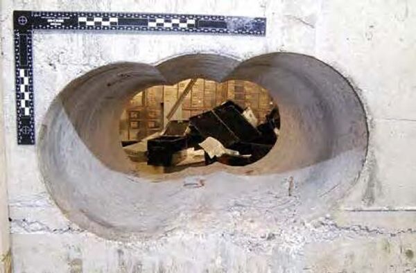 The hole in the wall of the Hatton Garden vault, which was made by special cutting equipment - Sputnik International