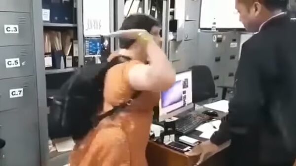 Auj-e Taqqadas slaps an immigration official at Ngurah Rai International Airport - Sputnik International