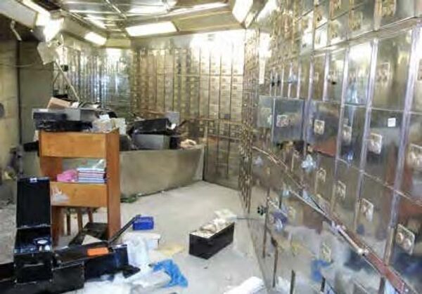 Up to £200 million worth of money, precious stones and bearer bonds are believed to have been stolen from the Hatton Garden vault in 2015 - Sputnik International