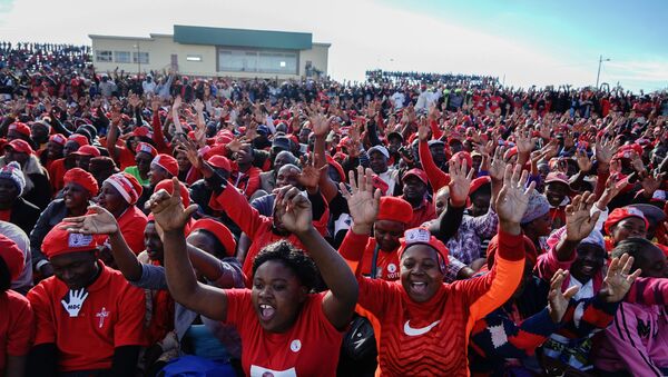 Zimbabwe main opposition party Movement for Democratic Change Alliance supporters cheer as they gather to listen to their leader Nelson Chamisa during an election campaign rally on July 21, 2018 at White City stadium in Bulawayo - Sputnik International