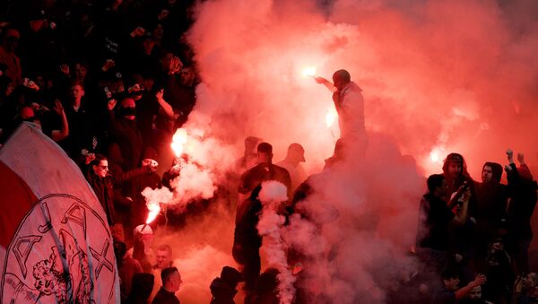 Supporters launch smoke flares during the training session of Ajax Amsterdam on April 1, 2017 in Amsterdam, on the eve of the Dutch Eredivisie football match between Ajax Amsterdam and Feyenoord Rotterdam. - Sputnik International