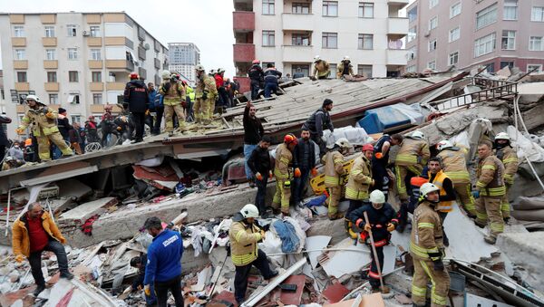Rescuers work at the site of a collapsed residential building in the Kartal district, Istanbul, Turkey, February 6, 2019. - Sputnik International
